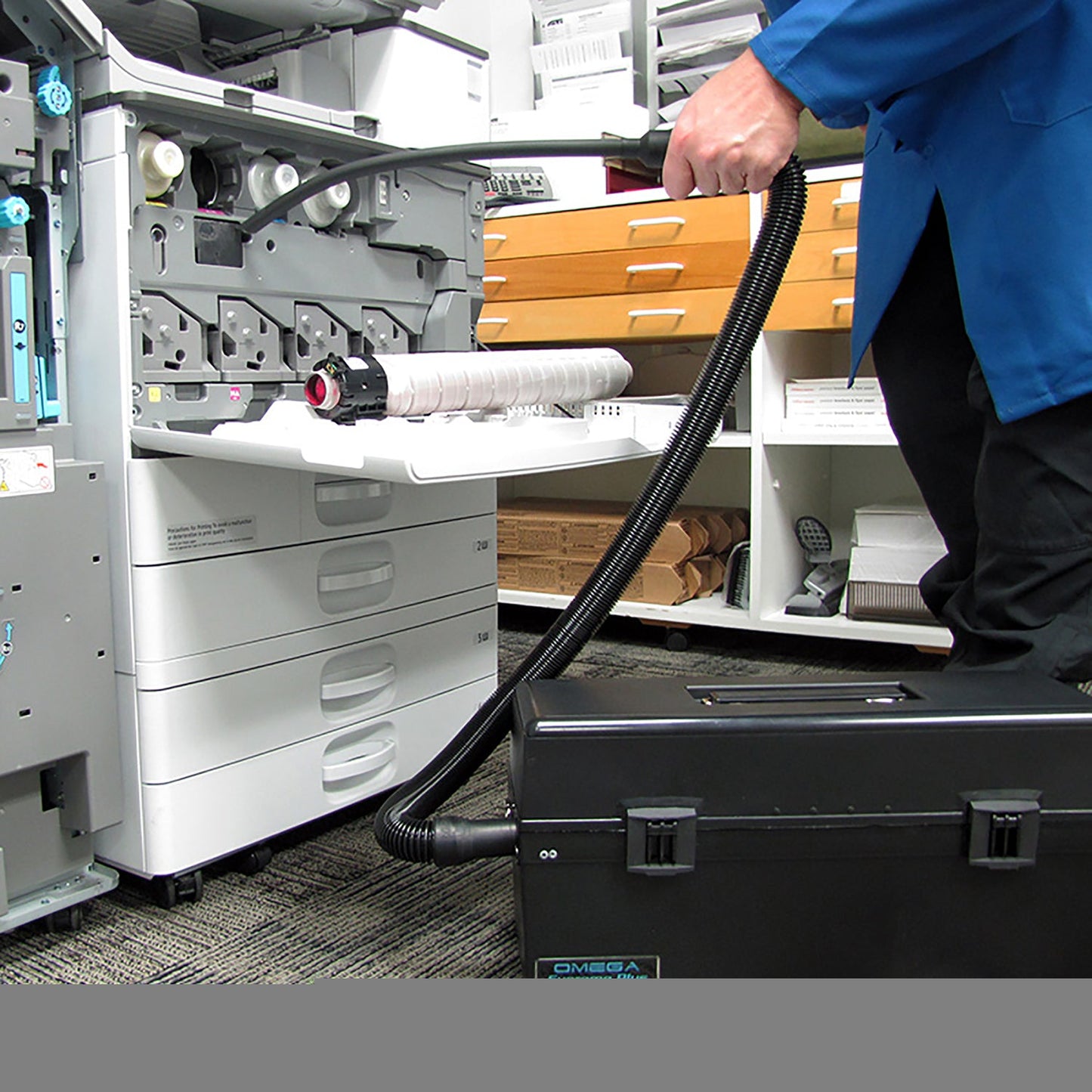 Aspirateur électronique Atrix VACOSE110 Omega Supreme Plus, protégé contre les décharges électrostatiques et doté d'une protection contre les interférences électromagnétiques et radioélectriques.