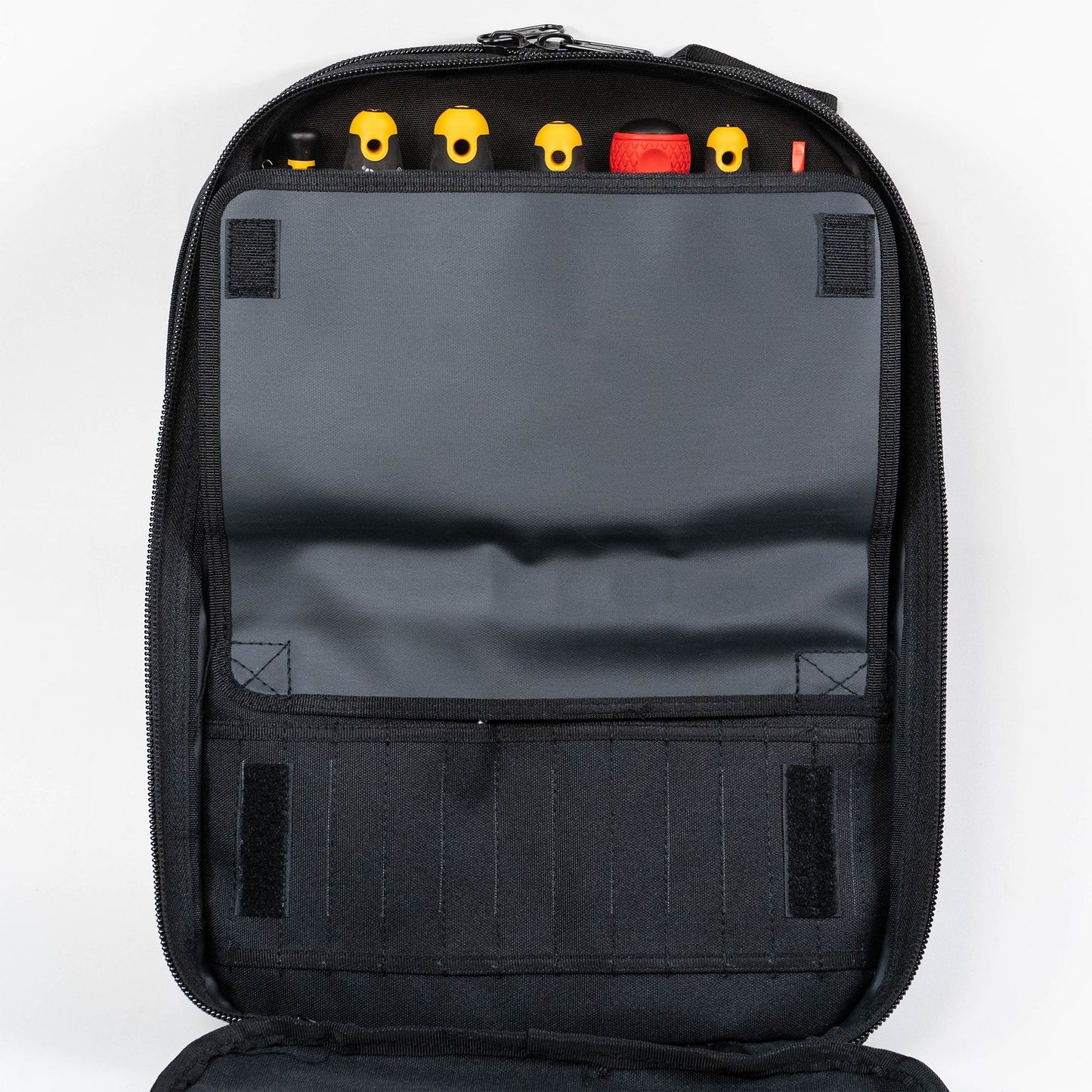 Trousse à outils Crawford Basic pour photocopieur avec tournevis JIS Vessel - 40 V - BP4 dans une mallette à outils zippée à 4 compartiments.