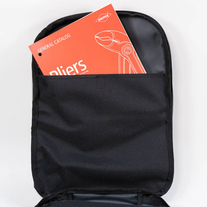 Trousse à outils Crawford Biomedical pour technicien de maintenance 73-BP4, rangée dans un sac à dos à 4 compartiments avec fermeture éclair.