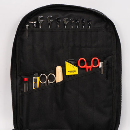 Trousse à outils Crawford Biomedical pour technicien de maintenance 73-BP4, rangée dans un sac à dos à 4 compartiments avec fermeture éclair.