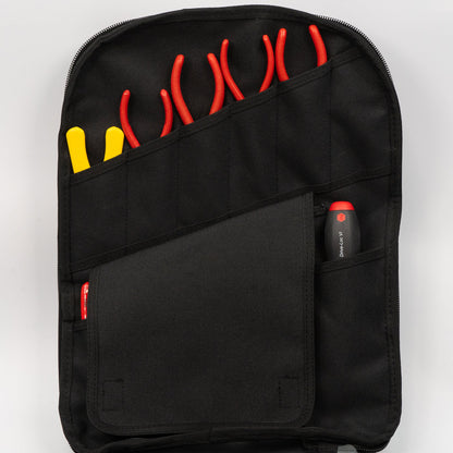 Trousse à outils Crawford Biomedical pour technicien de maintenance 73-BP4, rangée dans un sac à dos à 4 compartiments avec fermeture éclair.