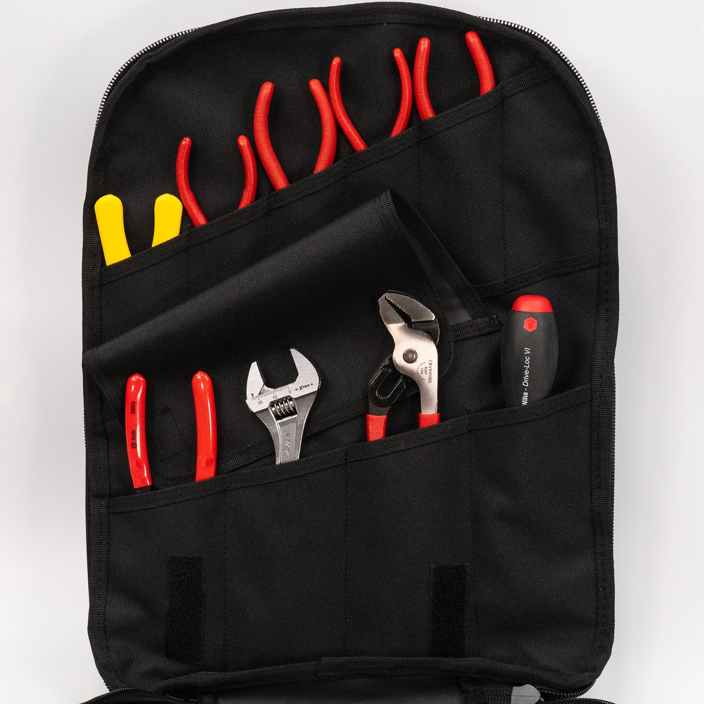 Trousse à outils Crawford Biomedical pour technicien de maintenance 73-BP4, rangée dans un sac à dos à 4 compartiments avec fermeture éclair.