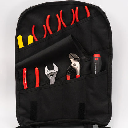 Trousse à outils Crawford Biomedical pour technicien de maintenance 73-BP4, rangée dans un sac à dos à 4 compartiments avec fermeture éclair.