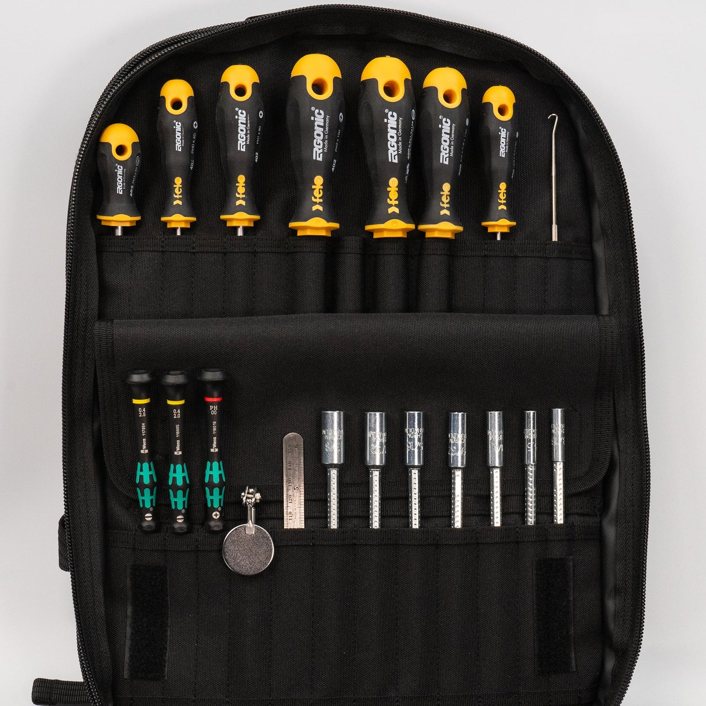 Trousse à outils Crawford Biomedical pour technicien de maintenance 73-BP4, rangée dans un sac à dos à 4 compartiments avec fermeture éclair.