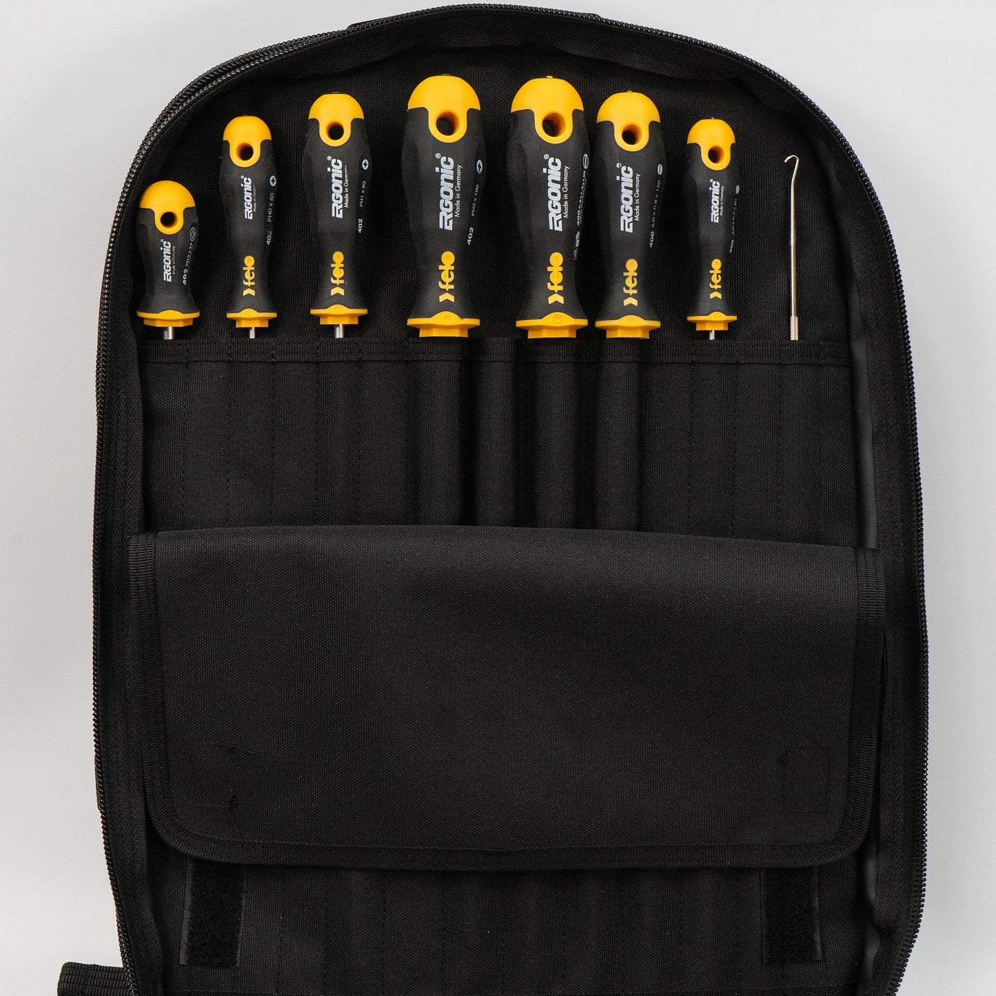 Trousse à outils Crawford Biomedical pour technicien de maintenance 73-BP4, rangée dans un sac à dos à 4 compartiments avec fermeture éclair.