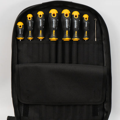 Trousse à outils Crawford Biomedical pour technicien de maintenance 73-BP4, rangée dans un sac à dos à 4 compartiments avec fermeture éclair.