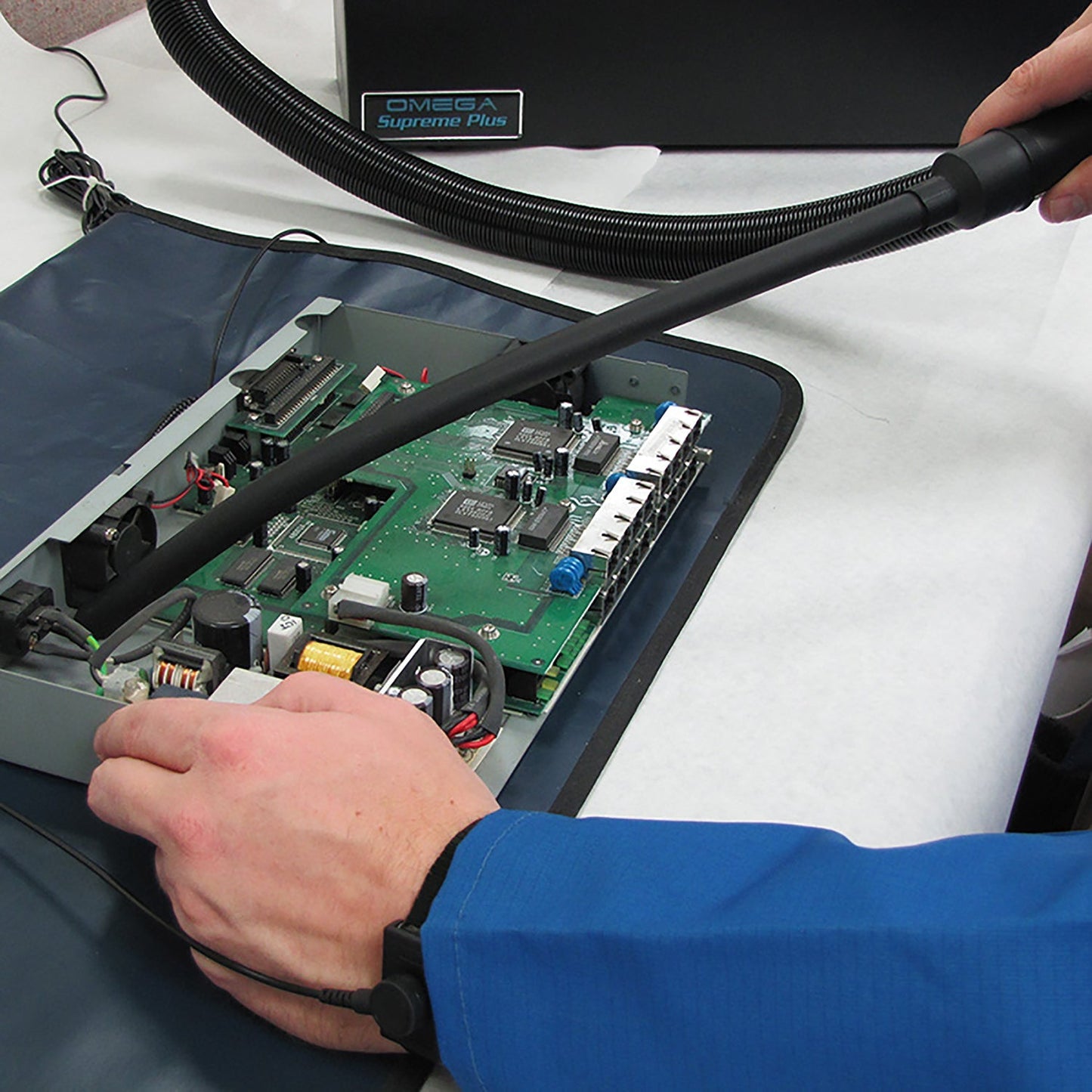 Aspirateur électronique Atrix VACOSE220-230V Omega Supreme Plus avec protection ESD et suppression des interférences électromagnétiques/radioélectriques (230 V)